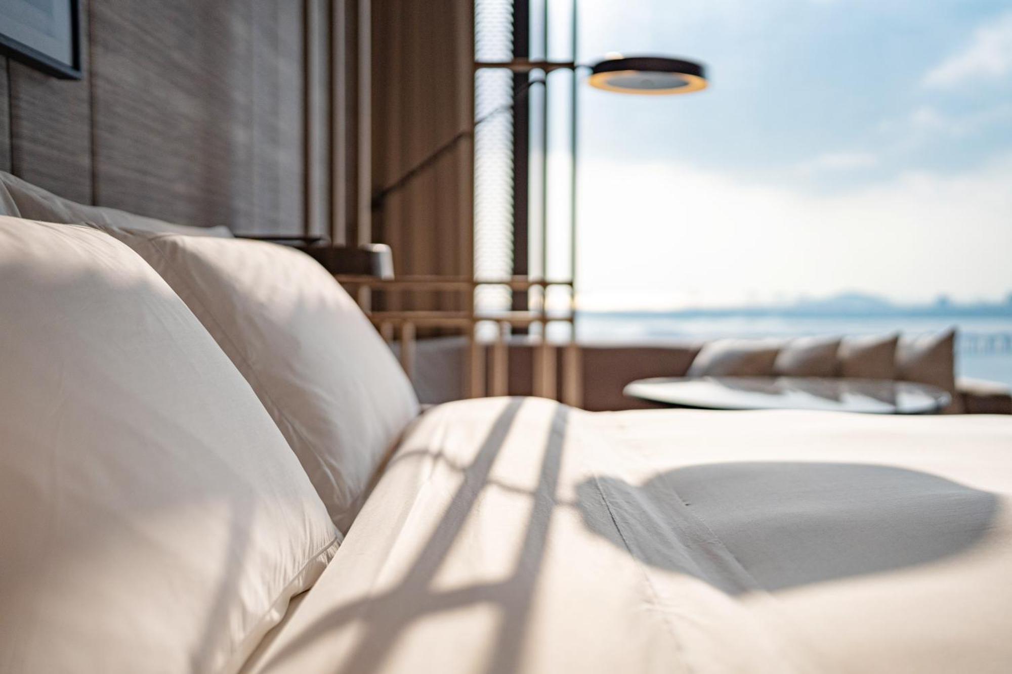 Conrad Shenzhen, The First Art Museum Hotel In Greater Bay Area With The Stunning Bay And Sunset View In The Hotel Terrace Exterior photo